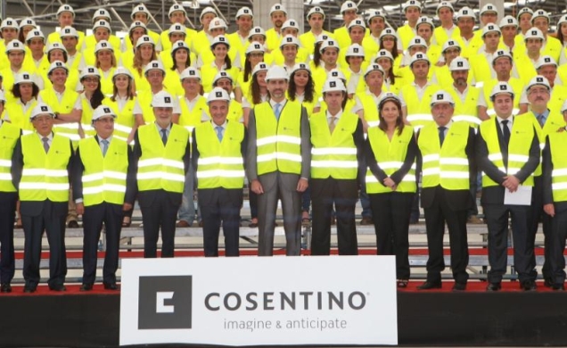 Fotografía de grupo de Su Alteza Real el Príncipe de Asturias junto a los empleados de la nueva factoría del producto Dekton